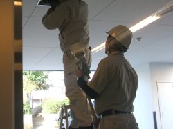 点検作業ヘッメットおじさん